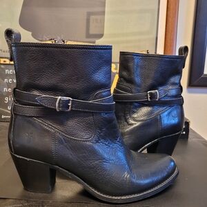 Frye Black Leather Ankle Boots Side Zip Block Heel Excellent Condition 9.5B